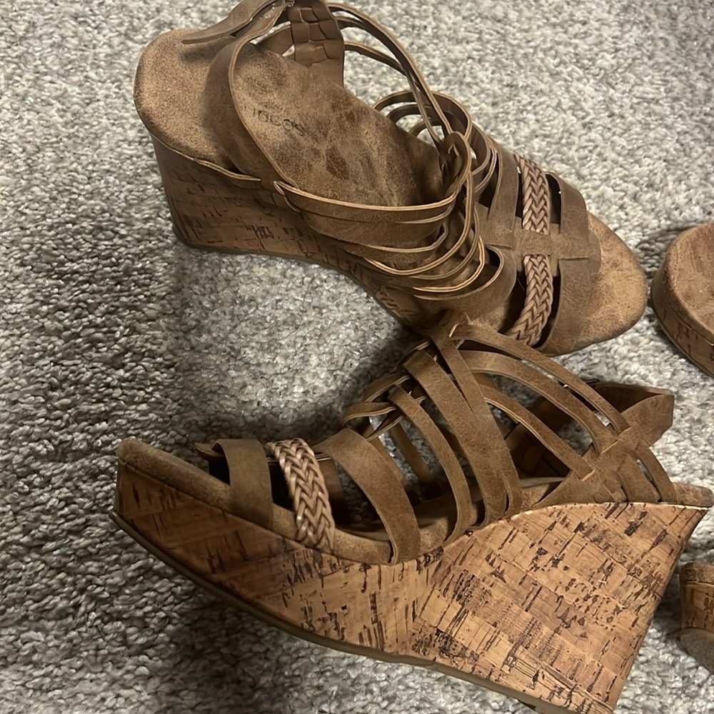 Wedge sandal, gently used, size 8 - Picture 2 of 3